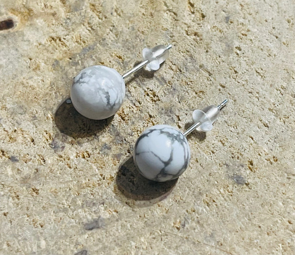 Paire de boucles d’oreille en Argent 925 sertie de Howlite 8 mm - les bijoux de Thea