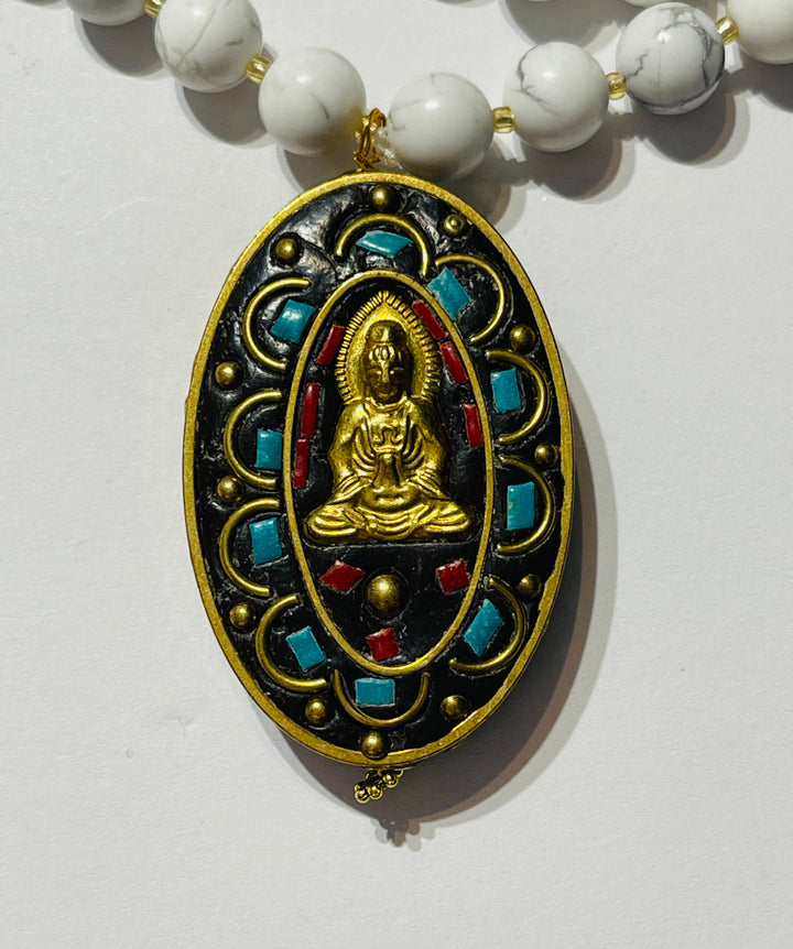 Collier bouddhiste en perles howlite et pendentif déesse guan yin - les bijoux de Thea