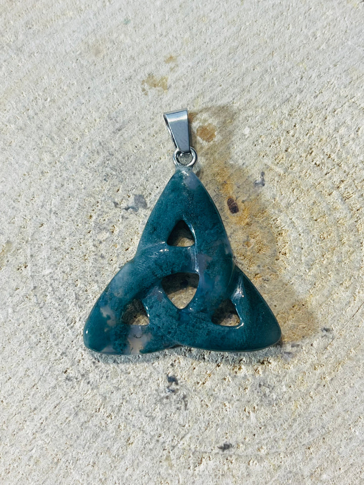 Pendentif symbole Celte Triquetra en Agate Mousse - les bijoux de Thea 