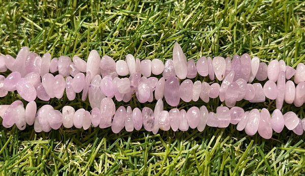 Perles naturelles chips / pépites en Kunzite en 5-8 mm (fil de 40 cm) - Les bijoux de Théa