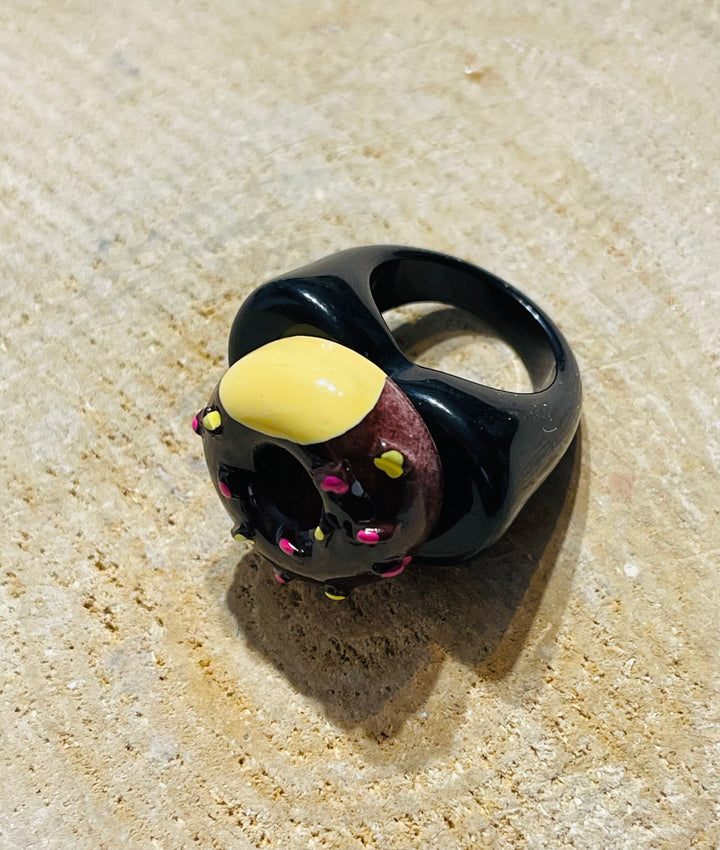 Bague en résine avec donut marron et jaune - les bijoux de Thea 