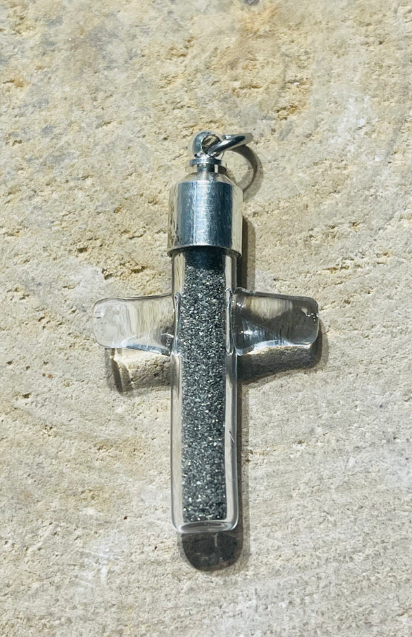 Pendentif Croix rempli de Pyrite - les bijoux de Thea