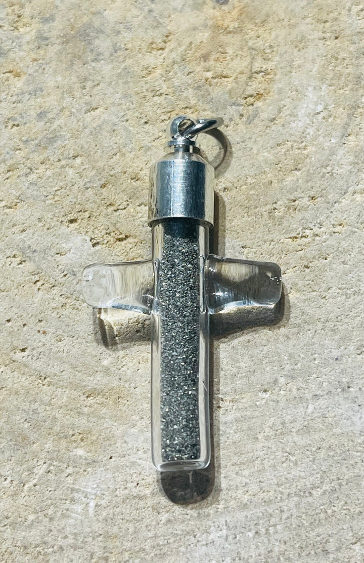 Pendentif Croix rempli de Pyrite - les bijoux de Thea