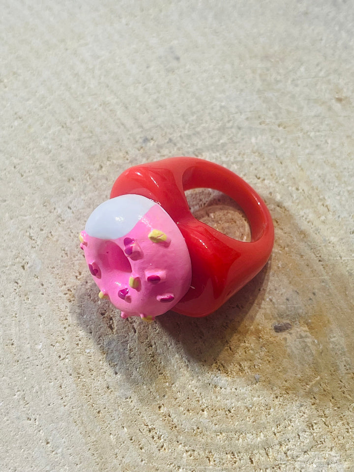 Bague en résine avec donut rose et blanc - les bijoux de Thea 