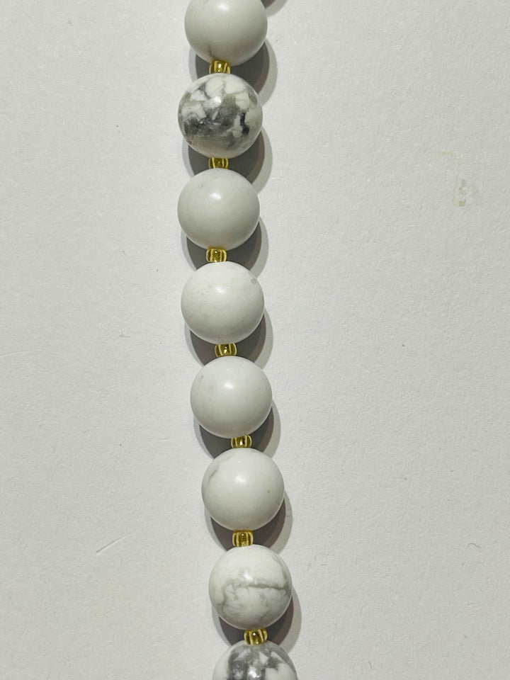 Collier bouddhiste en perles howlite et pendentif déesse guan yin - les bijoux de Thea