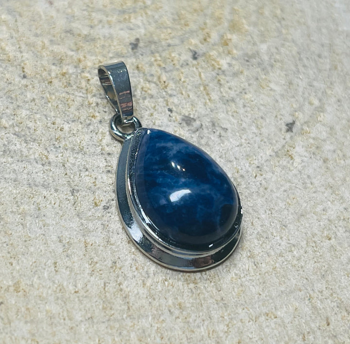 Pendentif en Sodalite en goutte d’eau - les bijoux de Thea 