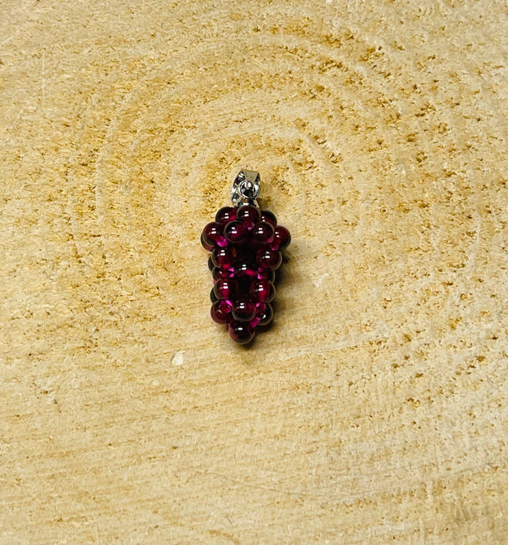 Pendentif en Grenat en forme de Grappe de raisin - Les bijoux de Théa