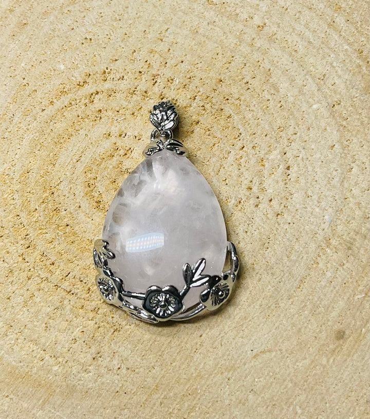 Pendentif en Quartz rose cabochon et fleurs - Les bijoux de Théa