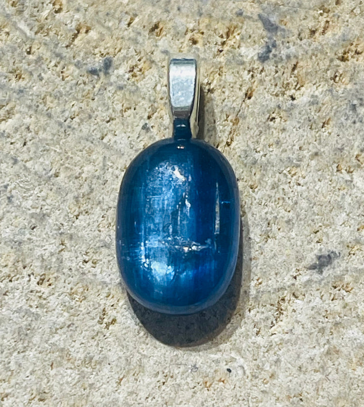 Pendentif serti d'une Cyanite - les bijoux de Thea 