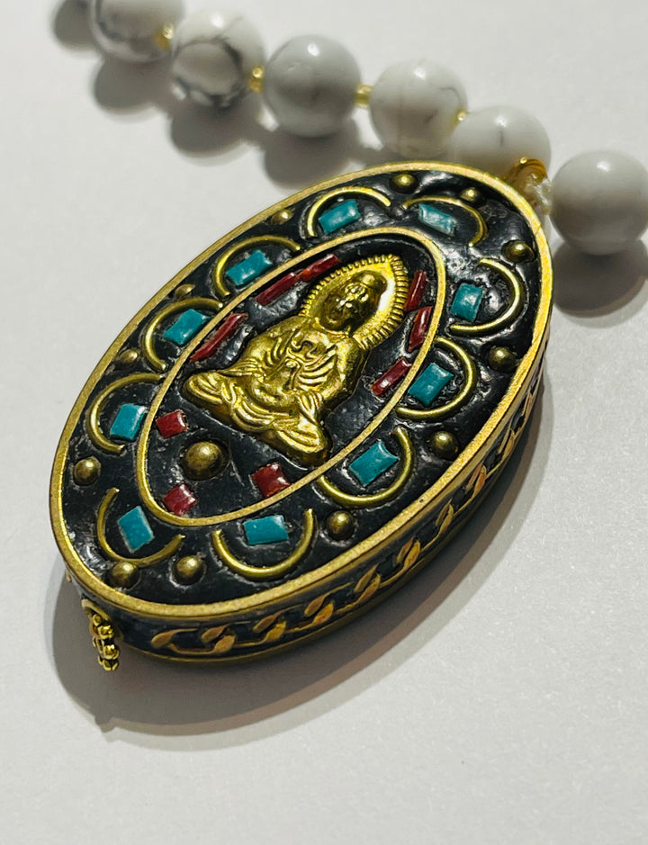 Collier bouddhiste en perles howlite et pendentif déesse guan yin - les bijoux de Thea 
