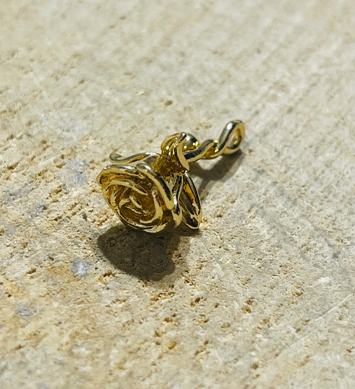 Lot de 5 Pendentifs / Breloques Fleur rose doré - les bijoux de Thea 