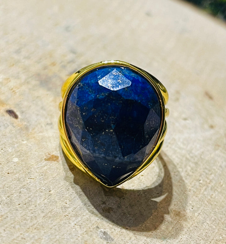 Bague dorée sertie en Lapis-lazuli, taille réglable - les bijoux de Thea