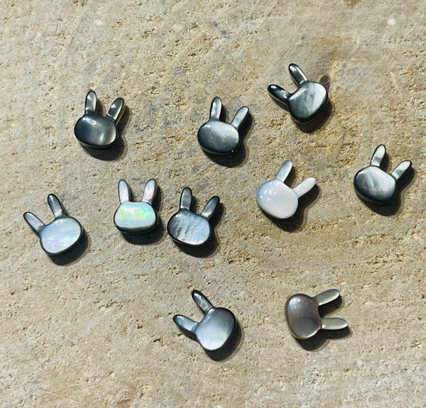 Lot de 2 Perles naturelles en Nacre multicolore en forme de Lapin - les bijoux de Thea 