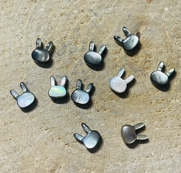 Lot de 2 Perles naturelles en Nacre multicolore en forme de Lapin - les bijoux de Thea 