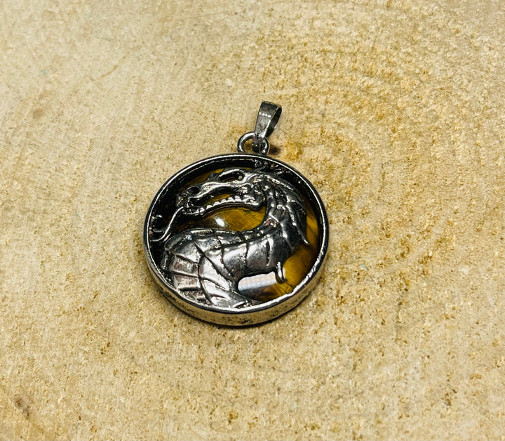 Pendentif en Oeil de tigre avec Dragon - Les bijoux de Théa