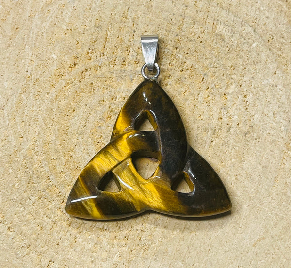 Pendentif symbole Celte Triquetra en Œil de tigre - les bijoux de thea 