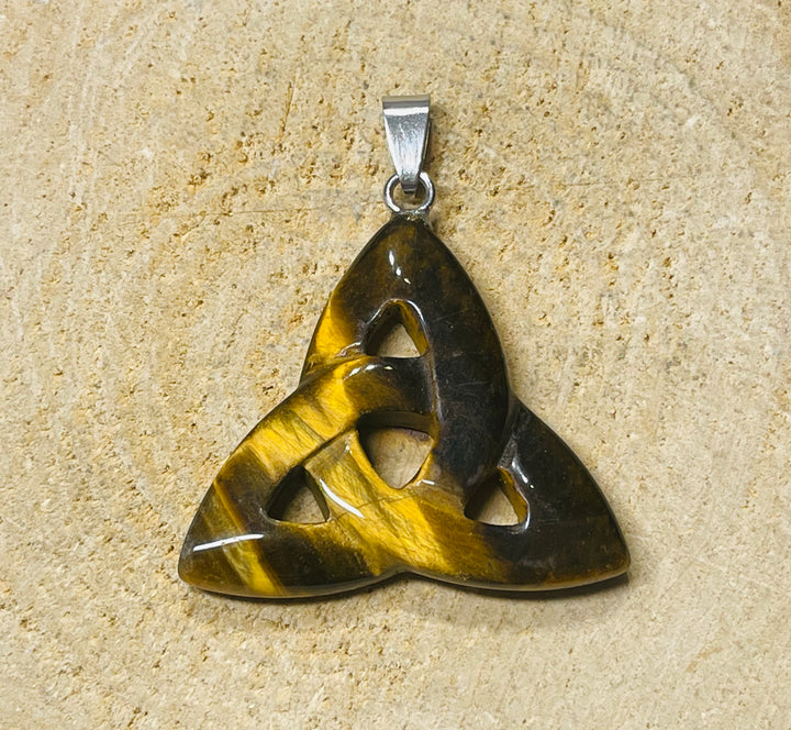 Pendentif symbole Celte Triquetra en Œil de tigre - les bijoux de thea 