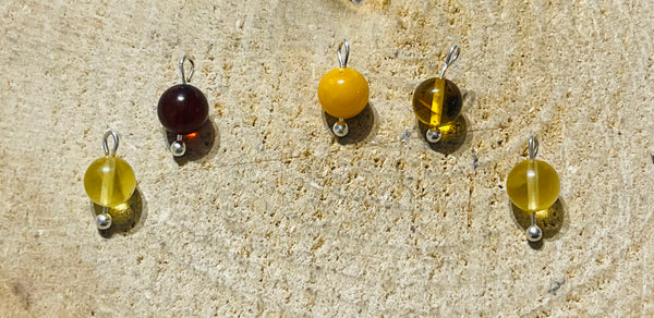 Lot de 5 Breloques en Perle naturelle Ambre en 6 mm - les bijoux de thea 