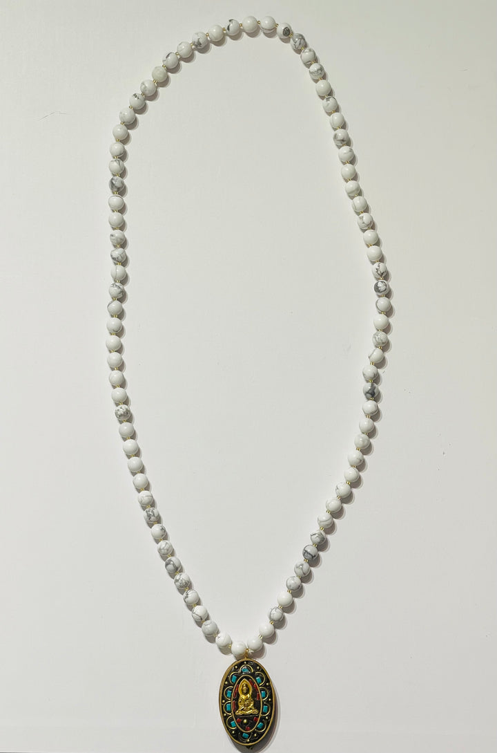 Collier bouddhiste en perles howlite et pendentif déesse guan yin - les bijoux de Thea