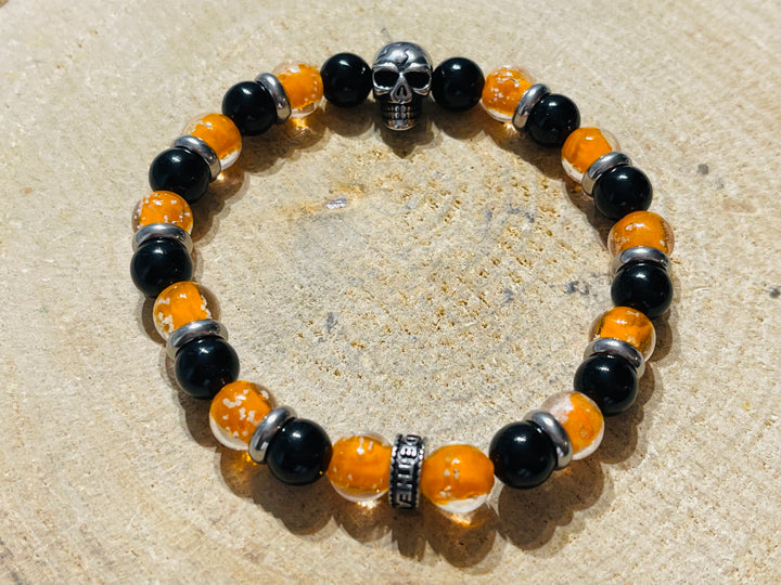 Bracelet en perles Lumineuses orange, Onyx 8 mm et tête de mort - les bijoux de Thea 