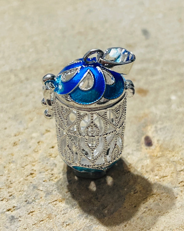 Pendentif / breloque cachette boîte de prière en émail bleu et filigrane - les bijoux de Thea