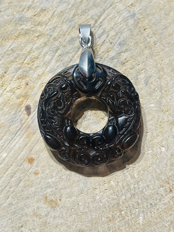 Pendentif donut / pi chinois en obsidienne avec kylin pixiu en relief - les bijoux de Thea