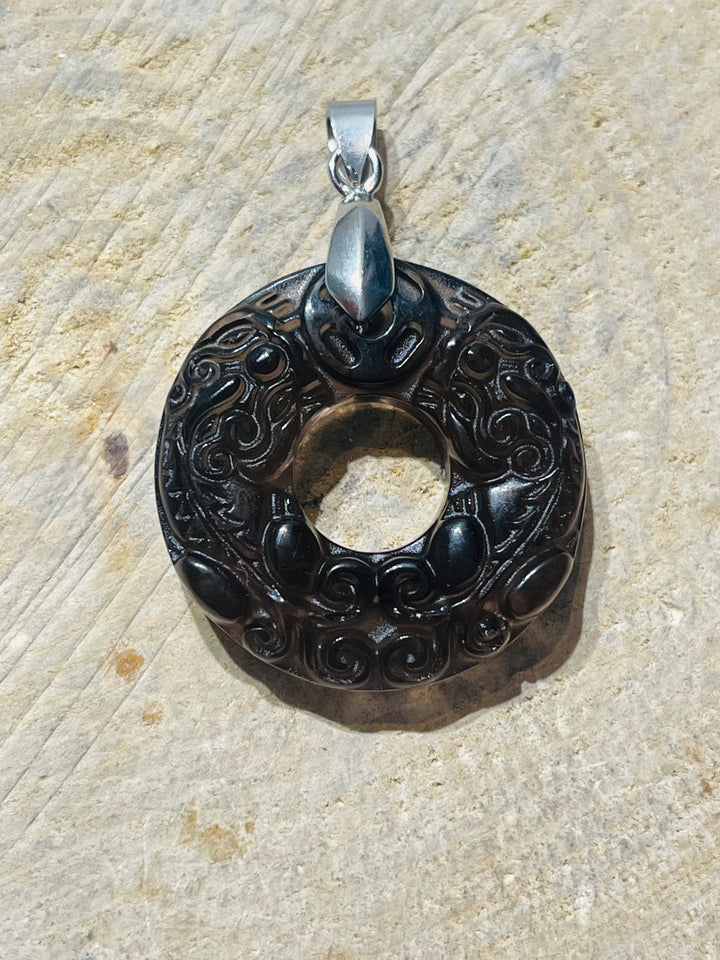 Pendentif donut / pi chinois en obsidienne avec kylin pixiu en relief - les bijoux de Thea