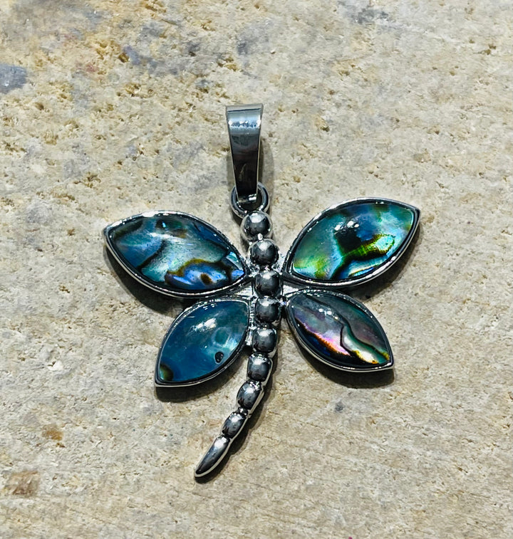 Pendentif Libellule en coquille d’Ormeau - les bijoux de Thea