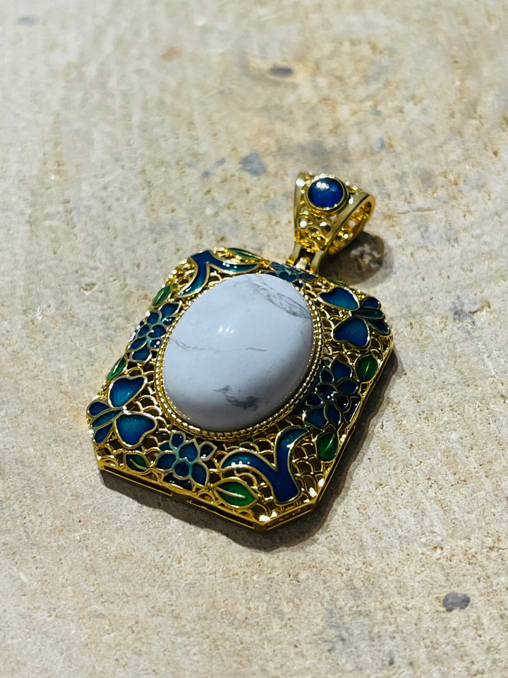 Pendentif en Howlite et en émaux - les bijoux de Thea