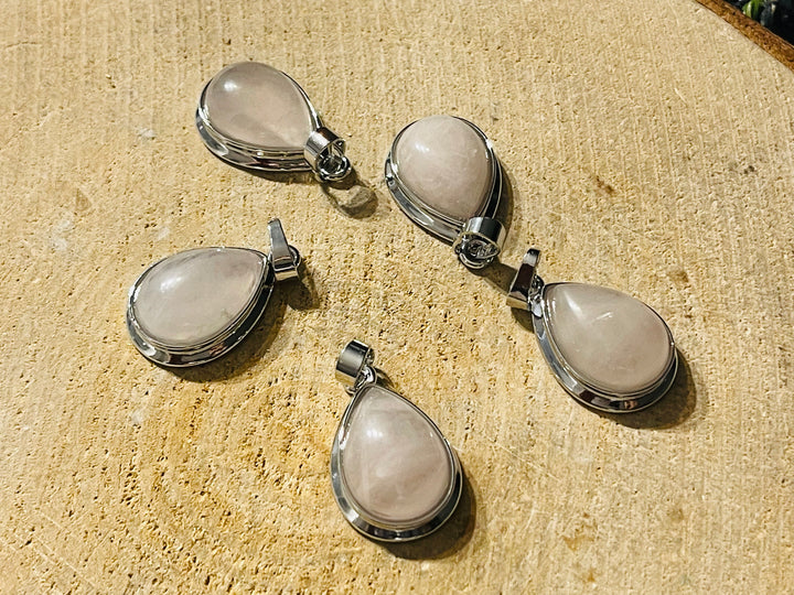 Pendentif Quartz rose en forme goutte d’eau - les bijoux de Thea 