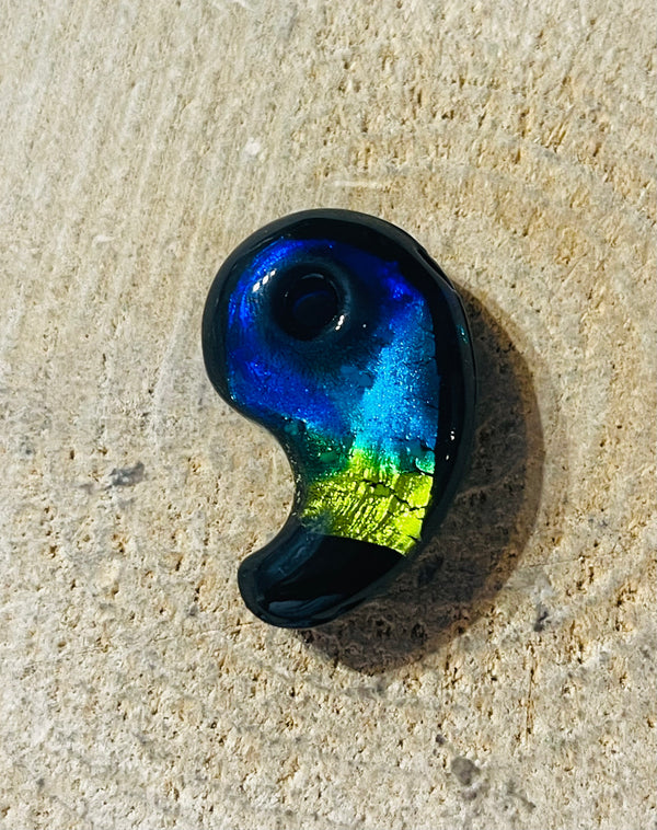 Pendentif Lumineux en verre bleue et jaune en forme de virgule ou Magatama - les bijoux de Thea 