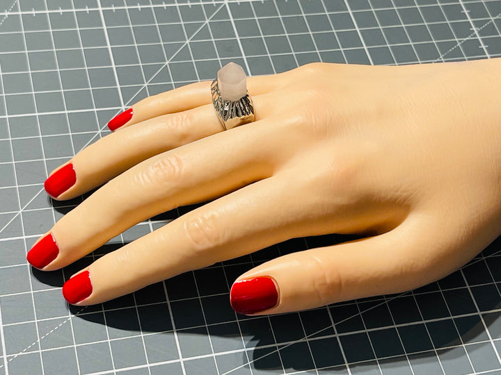 Bague de défense sertie d’un prisme en Quartz rose, taille réglable - les bijoux de Thea 