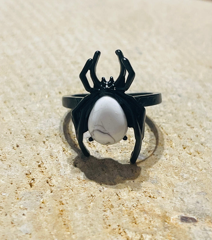 Bague Araignée en Howlite, Taille 53-59 (réglable) - les bijoux de Thea
