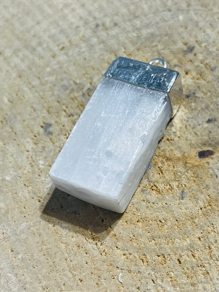 Pendentif en Sélénite brute - les bijoux de Thea 