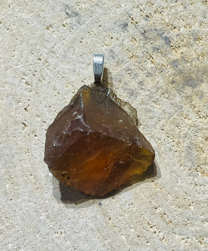 Pendentif en Ambre brute - les bijoux de Thea 