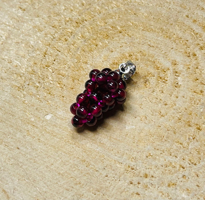 Pendentif en Grenat en forme de Grappe de raisin - Les bijoux de Théa