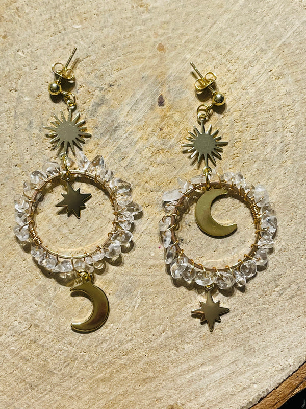 Paire de boucles d’oreilles en Cristal de roche avec soleil, lune, étoile - les bijoux de Thea