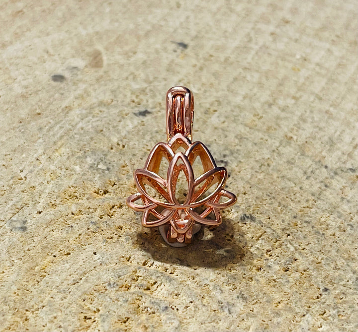 Pendentif Lotus Cage laiton rosé pour pierre naturelle - les bijoux de Thea