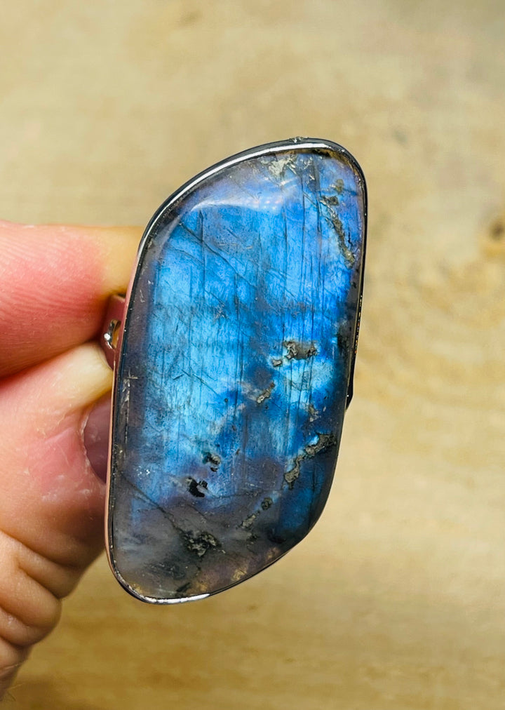 Bague sertie de Labradorite, taille réglable (1)- les bijoux de Thea 