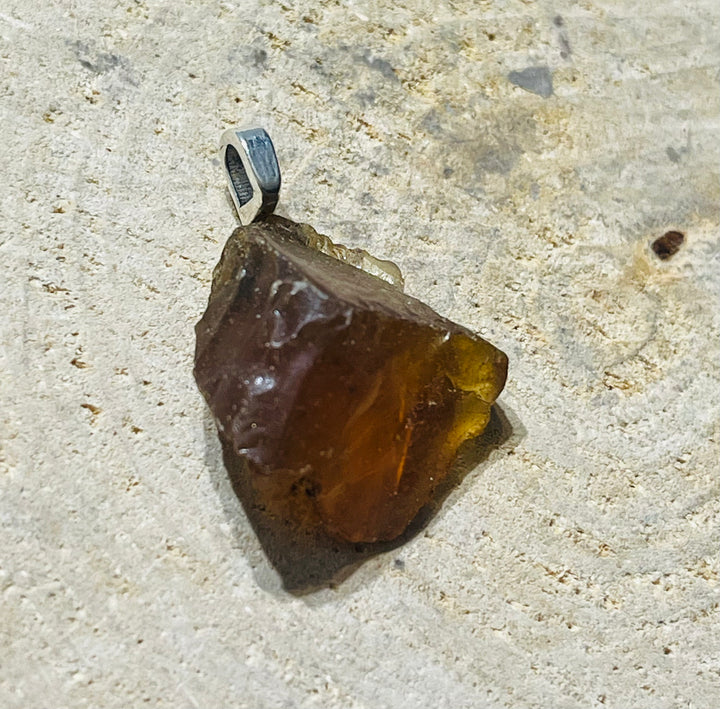 Pendentif en Ambre brute - les bijoux de Thea 