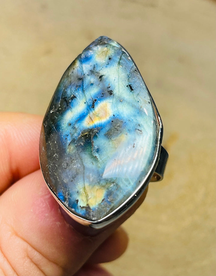 Bague sertie de Labradorite, taille réglable (1)- les bijoux de Thea 