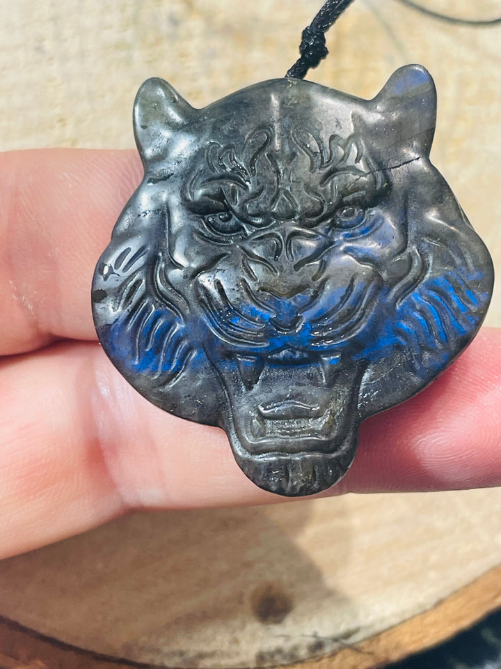 Gros Pendentif en Labradorite en forme de Tigre (2) - les bijoux  de Thea