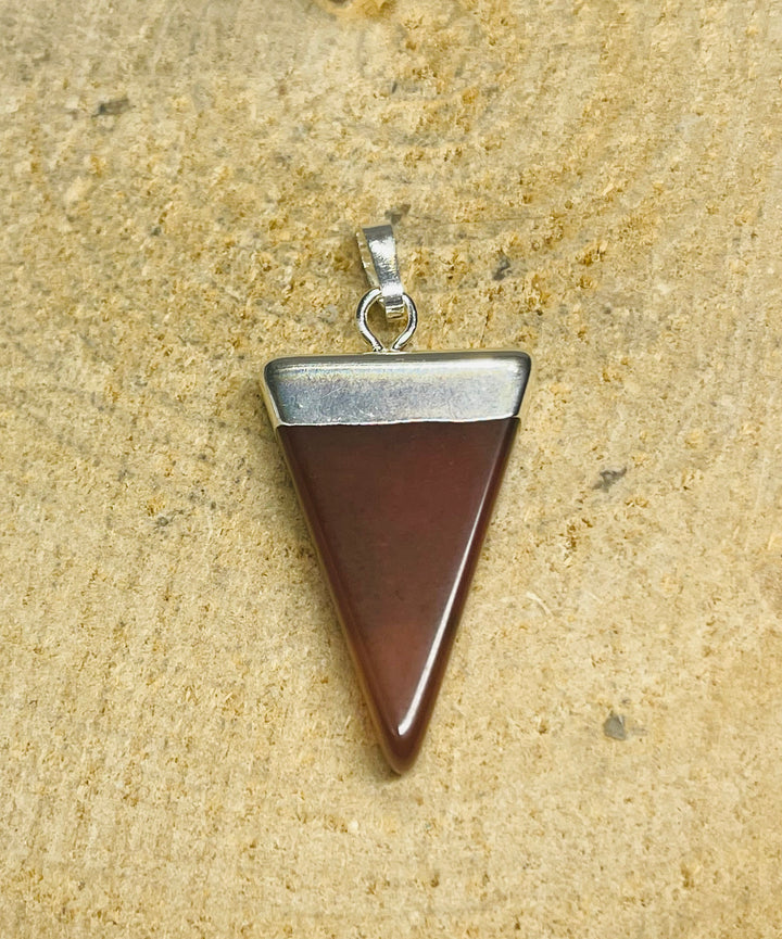 Pendentif Triangle en Cornaline - les bijoux de Thea 