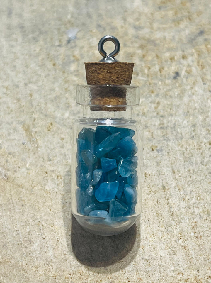 Fiole remplie de pépites en pierre naturelle Apatite - les bijoux de Thea 