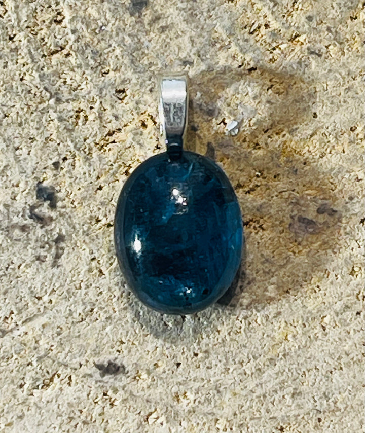 Pendentif serti d'une Cyanite - les bijoux de Thea 