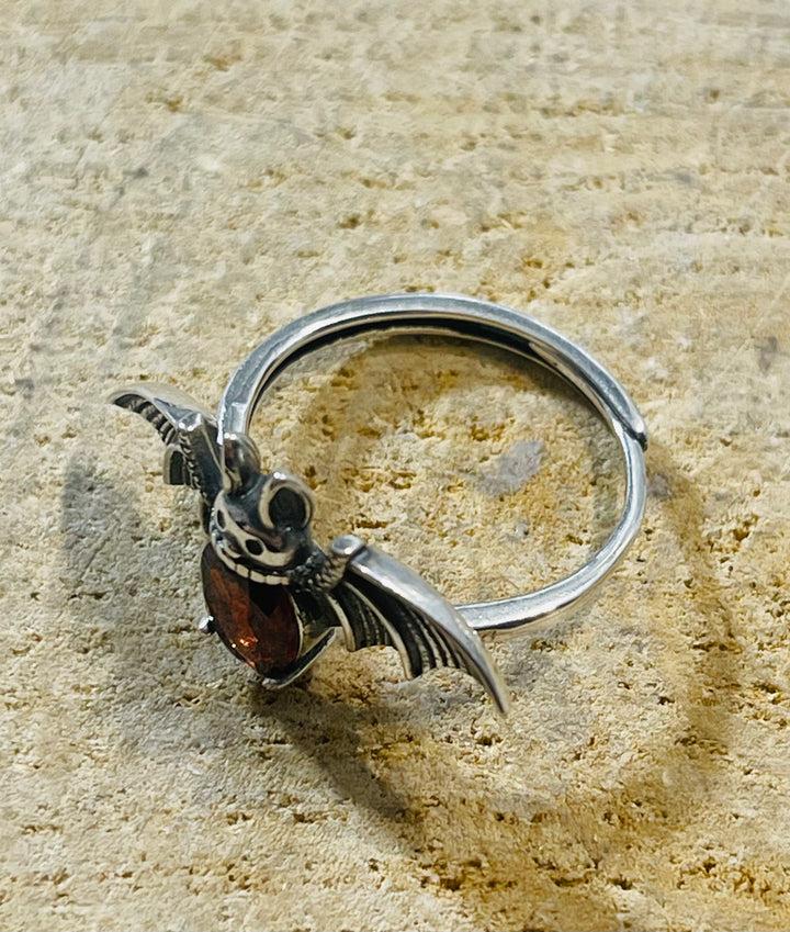 Bague Chauve souris en Argent 925 sertie d’un Grenat, Taille 58-61 (réglable) - les bijoux de Thea 