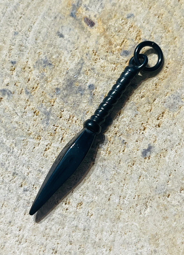 Pendentif Lance, couteau en acier inoxydable noir - les bijoux de Thea