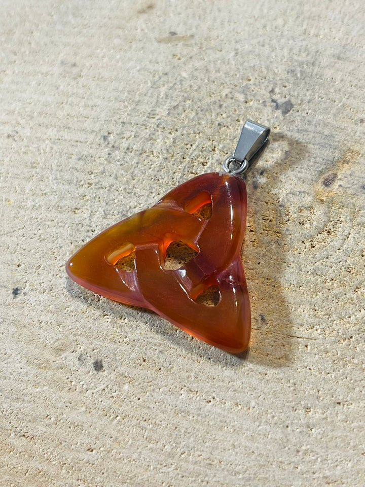 Pendentif symbole Celte Triquetra en Cornaline - les bijoux de Thea 