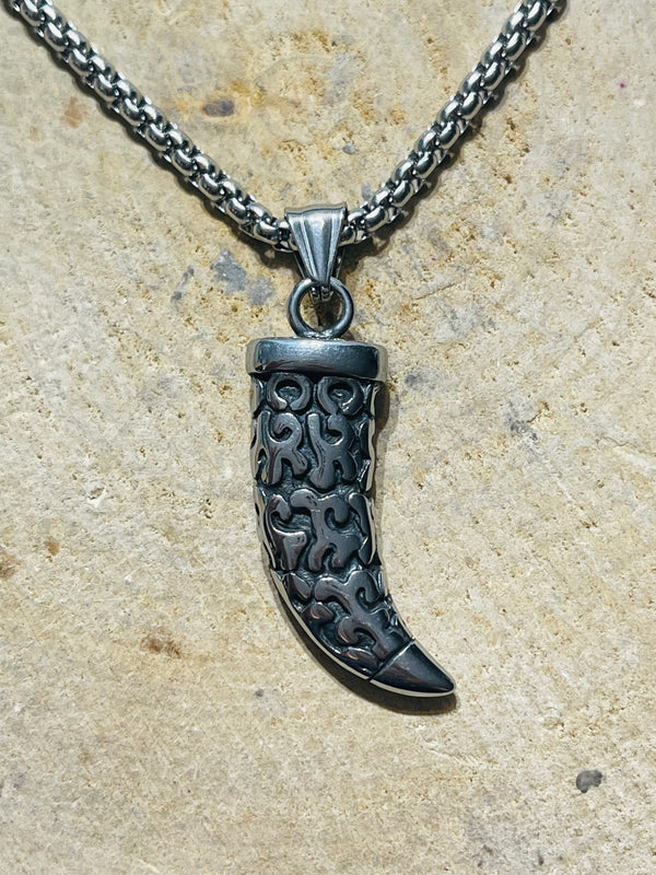 Pendentif Dent de loup en acier inoxydable et sa chaine - les bijoux de Thea 