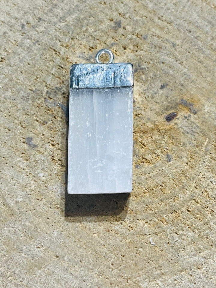 Pendentif en Sélénite brute - les bijoux de Thea